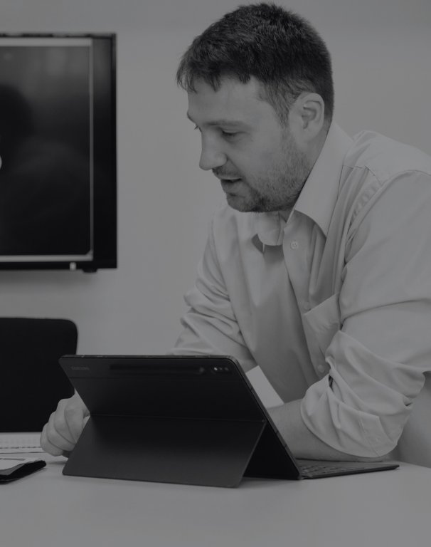 Beratung und Workshop bei DKDS: Analyse am Tablet